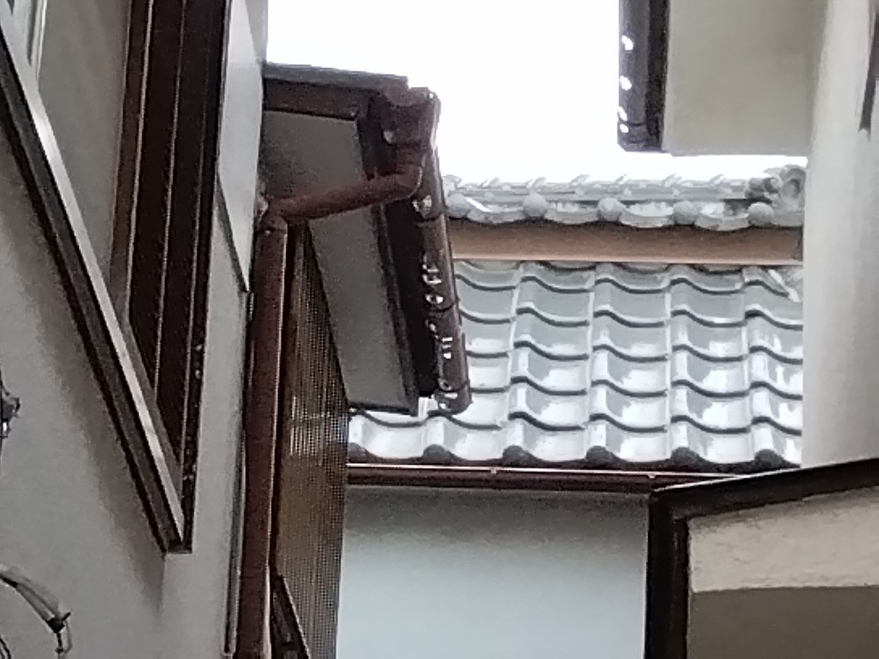 高砂市　樋　下屋根多数の穴開き